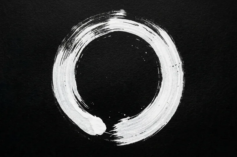 Ensō pintado à mão em tinta branca sobre fundo preto